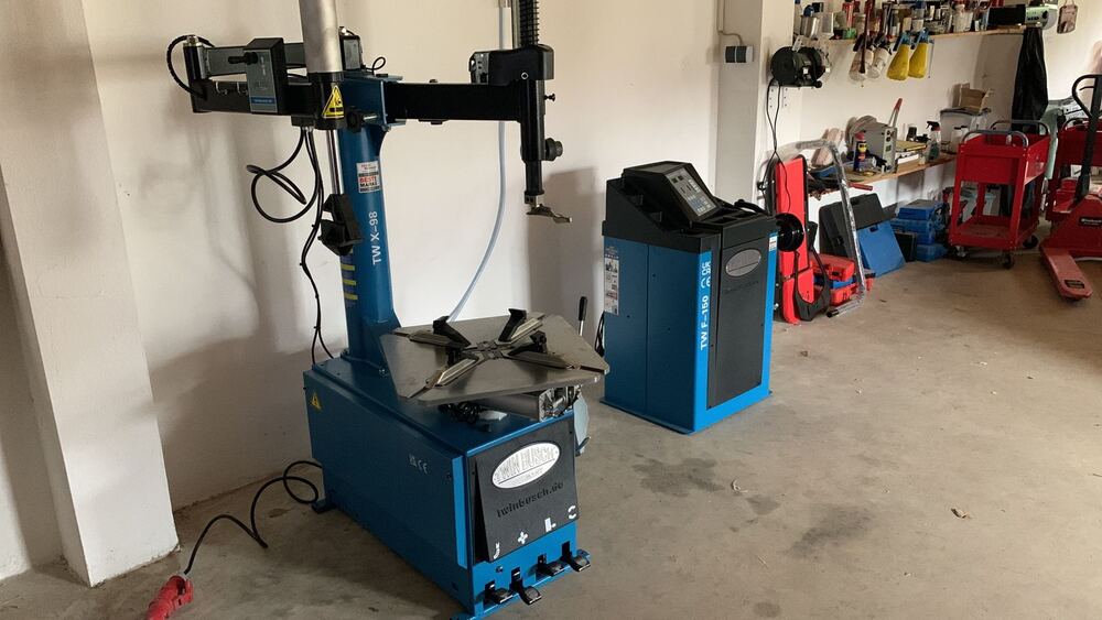 Reifenmontiermaschine und Wuchtmaschine in der Werkstatt Köglmeier in Mamming