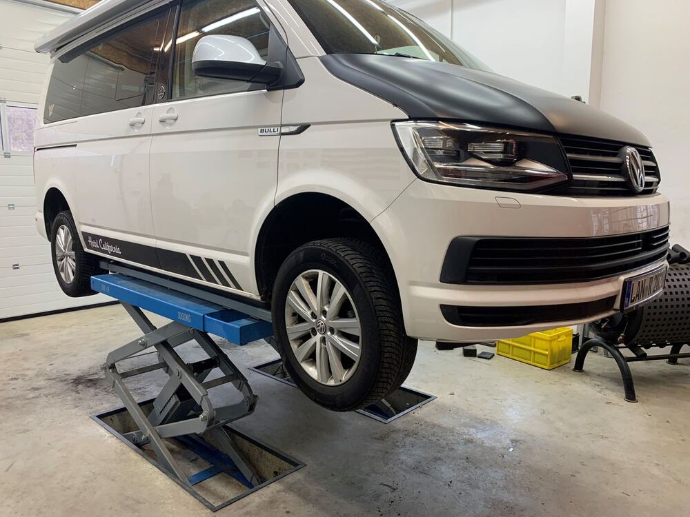 VW-Bus auf der Hebebühne in der Werkstatt